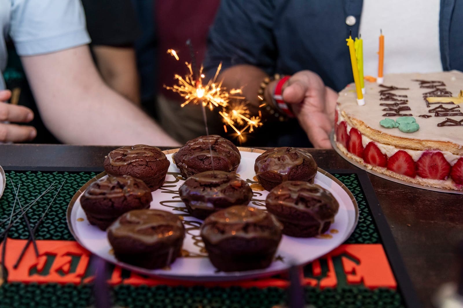 Muffins et gâteau d'anniversaire